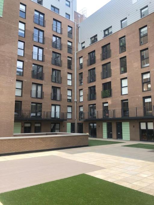 3 Bedroom Apartment Free Parking Manchester Exterior photo