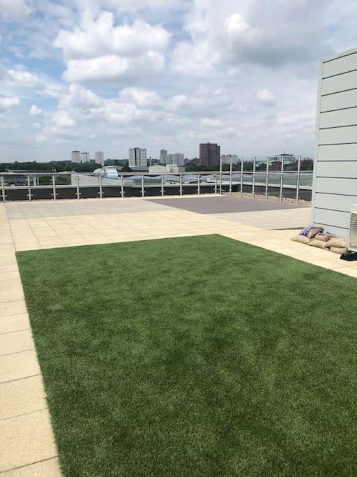 3 Bedroom Apartment Free Parking Manchester Exterior photo