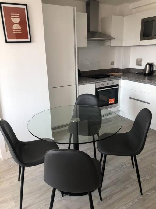 3 Bedroom Apartment Free Parking Manchester Exterior photo