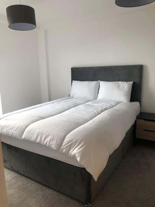 3 Bedroom Apartment Free Parking Manchester Exterior photo